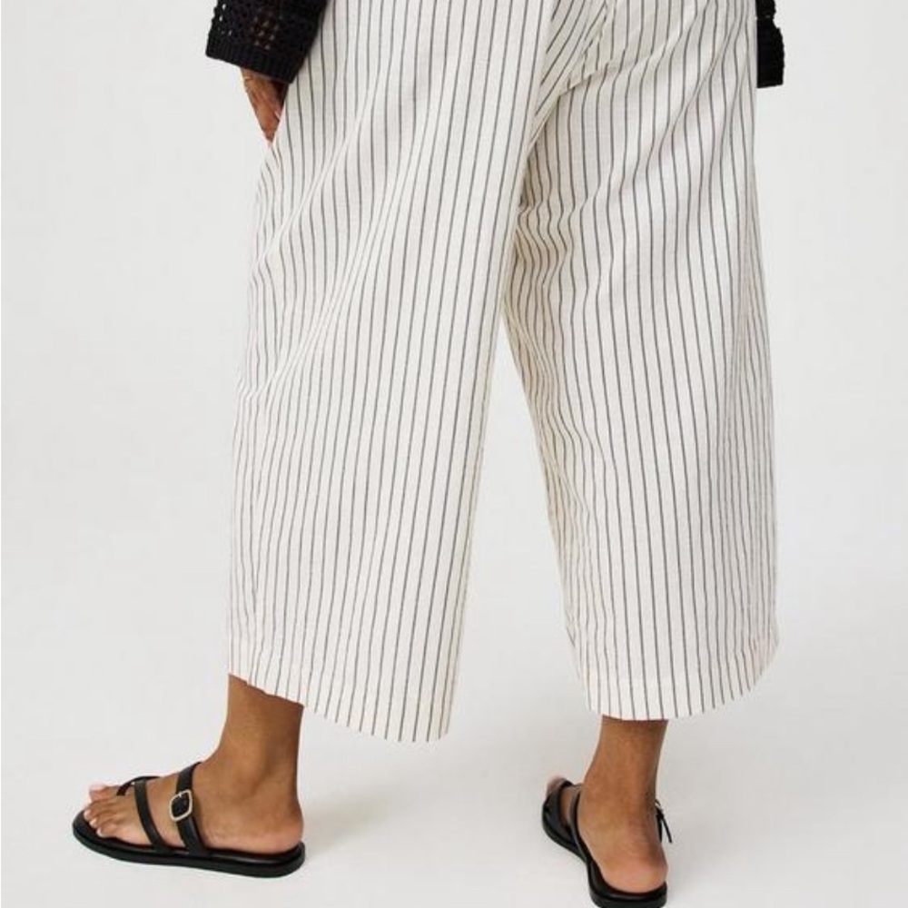Torrid - High-Rise cropped linen pant - Picture 2 of 5